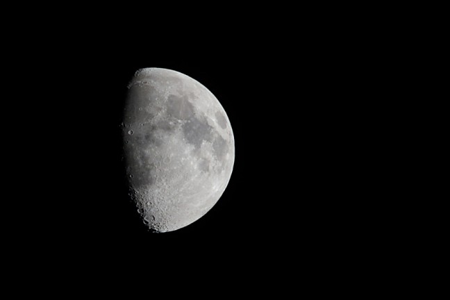 Moon-AF-S-Nikkor-300mm-f4E-PF-ED-VR-648x432